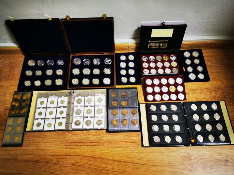 Policjanci odzyskali ponad 450 monet kolekcjonerskich i gotówkę w różnych walutach