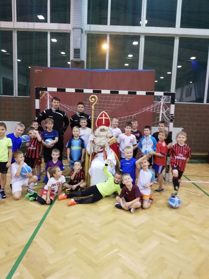 Święty Mikołaj odwiedził dzieci w Gminnej Akademii Piłkarskiej