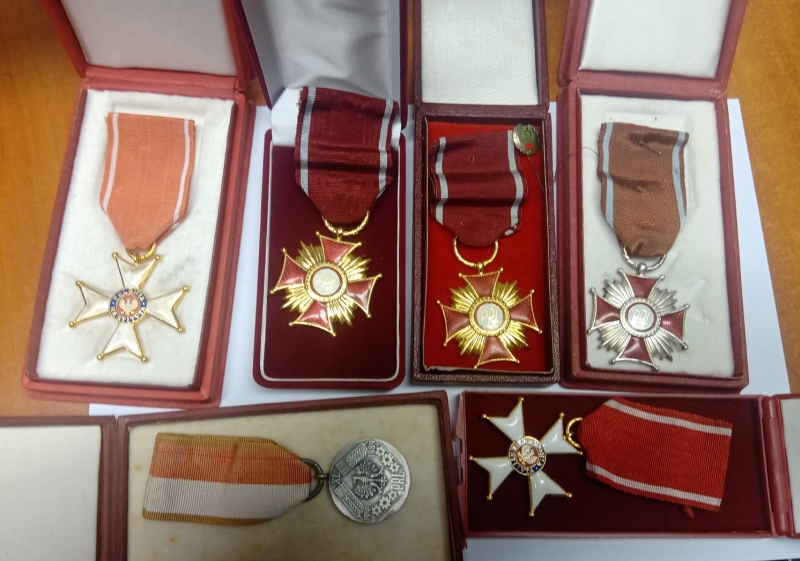 Policjanci z Nowogrodźca odzyskali m.in. okolicznościowe medale
