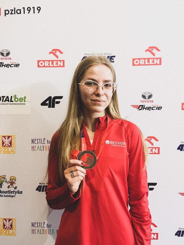 Marcelina Drozdek na podium lekkoatletycznych Mistrzostw Polski