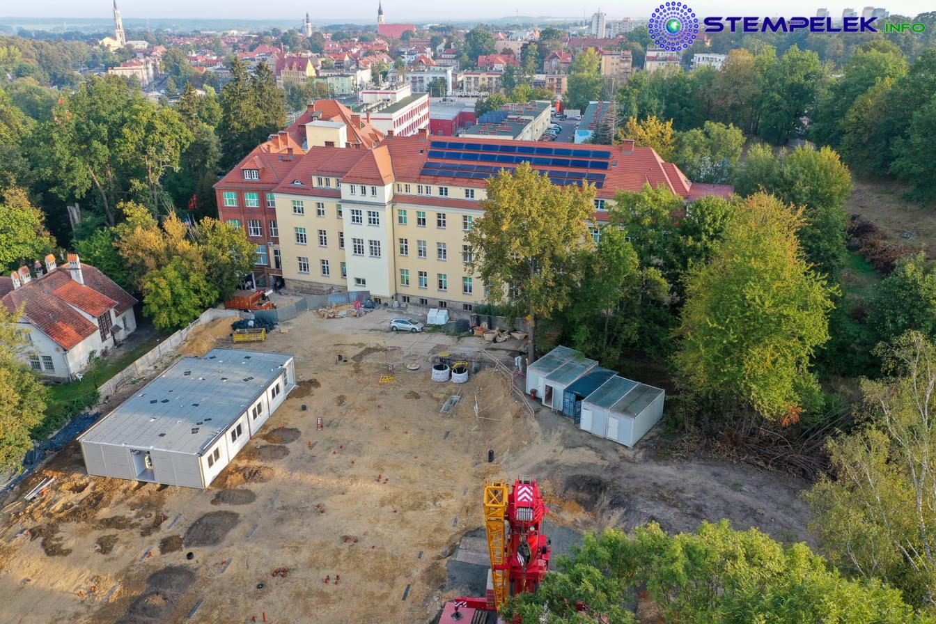 Trwa budowa nowego budynku szpitala  dla pacjentów z COVID-19