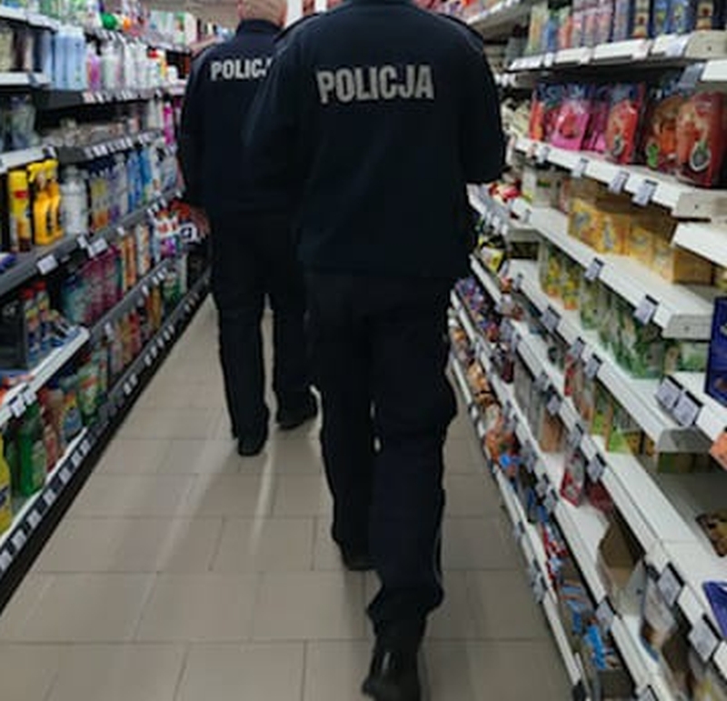 Policjanci sprawdzają obiekty handlowe
