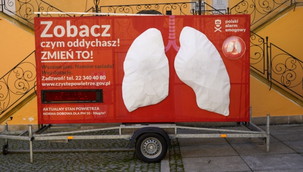 Smogowe płuca – instalacja edukacyjna na Rynku