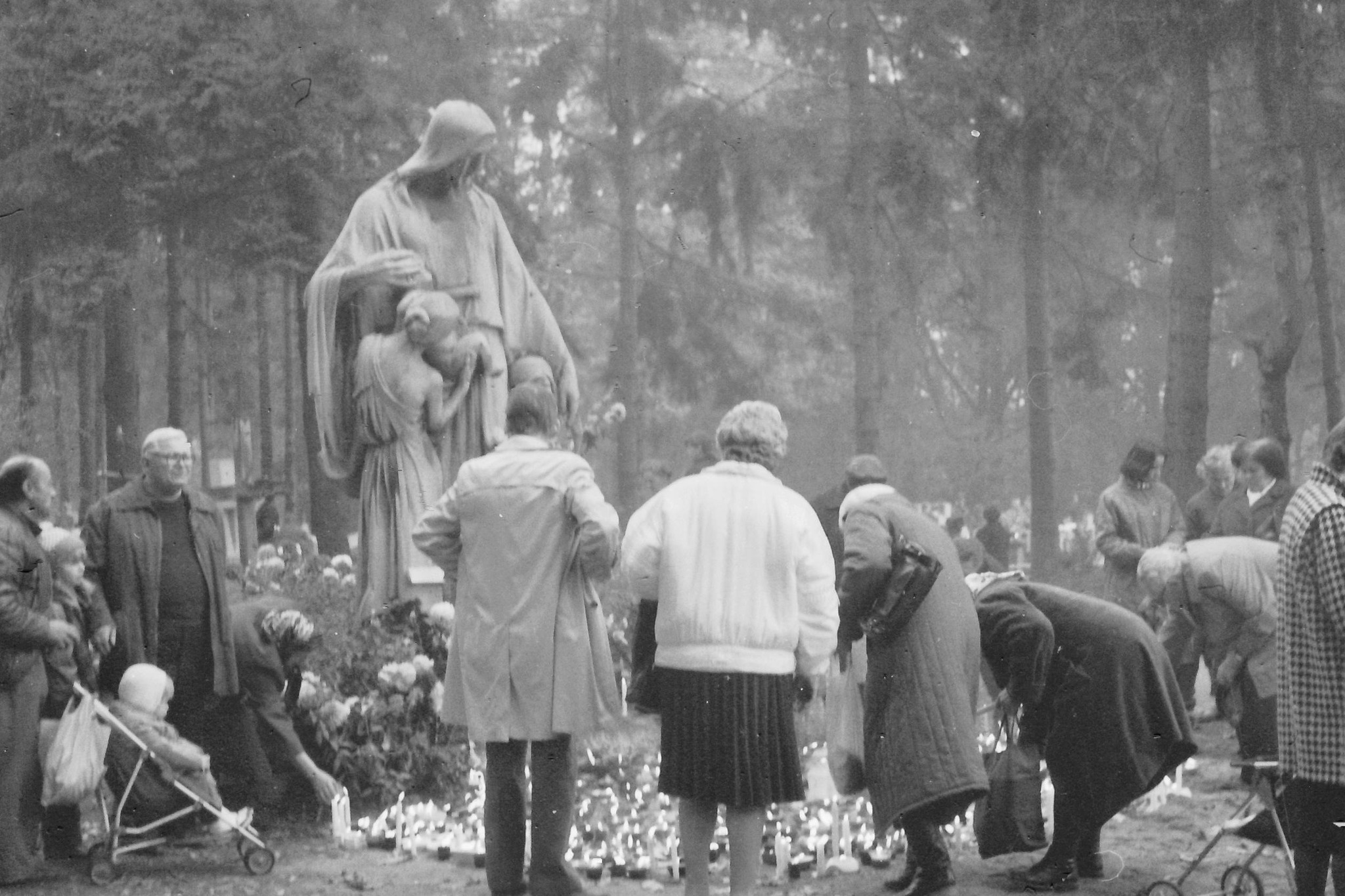 Dzień Wszystkich Świętych w 1987 r. w fotorelacji Bolesława Mareckiego
